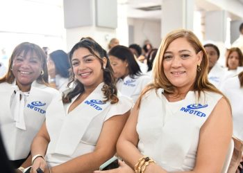 Mujeres participan en programas de formación técnico profesional del Infotep, impulsando su inserción laboral y el emprendimiento en diversas áreas productivas del país.