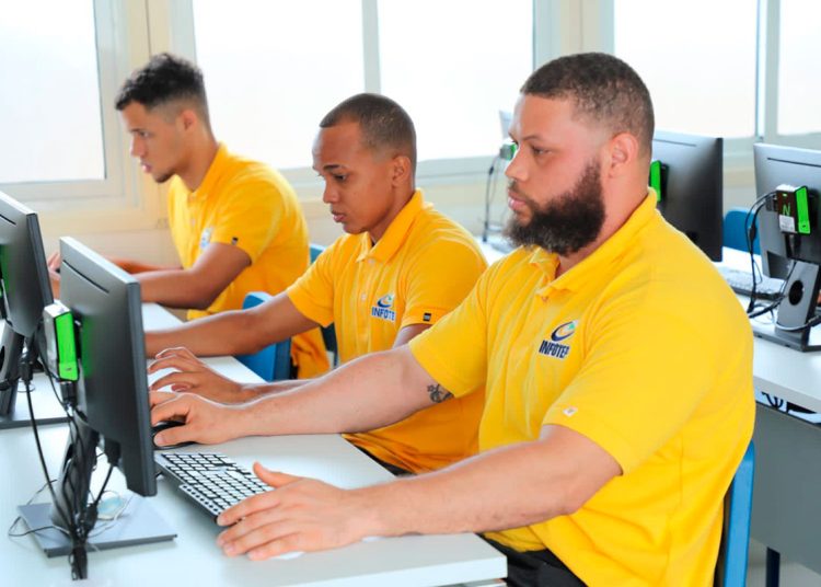 Jóvenes optan por la preparación técnico profesional para impulsar su futuro.