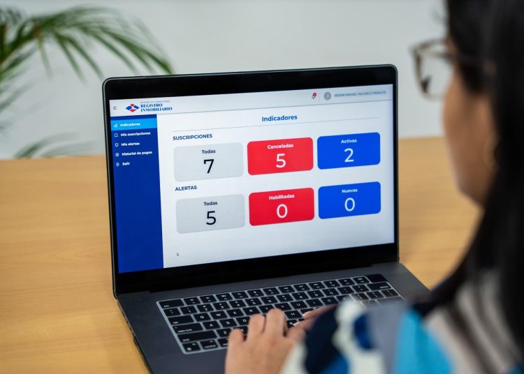 Para acceder a este servicio, los usuarios deben visitar el portal institucional www.ri.gob.do, seleccionar “nuestros servicios” y optar por “oficina virtual de Registro de Títulos”.