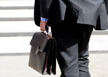 Las empresas más grandes dominan la industria manufacturera, las medianas sobresalen en los servicios de corte tecnológico y científico.