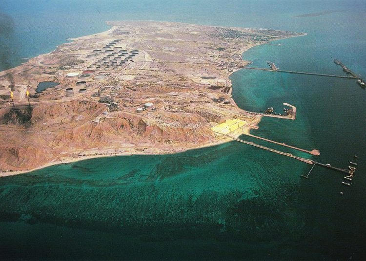 Estados Unidos bombardea objetivos militares en la estratégica isla de Jark, clave para la exportación de crudo iraní.