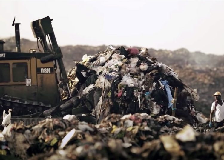 “Isla de plástico” retrata la práctica indebida de los plásticos de un solo uso.