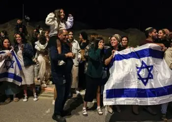 En un comunicado, su familia se felicitó por la liberación afirmando que se encuentra "conmovida por el regreso de Hisham a casa".