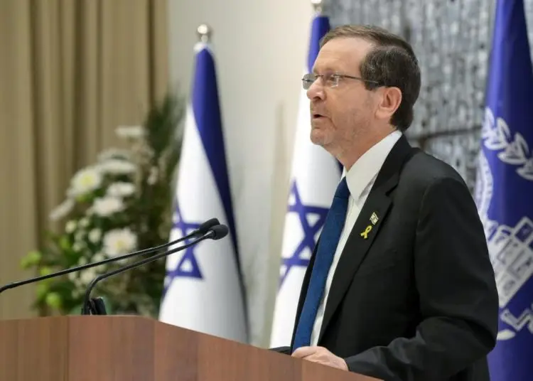 "Estos son momentos críticos en los que repito mi llamado a completar todas las etapas del acuerdo y traer rápidamente de regreso a todos nuestros hermanos y hermanas secuestrados, hasta el último de ellos", añadió.