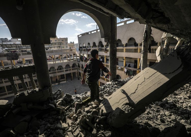Benjamín Netanyahu anunció que sus fuerzas armadas estaban atacando "objetivos de la organización terrorista Hamás en toda la Franja de Gaza para lograr los objetivos de la guerra".