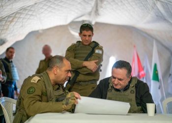 "Mientras tanto, hemos cesado la ayuda humanitaria a Gaza", explicó el ministro.