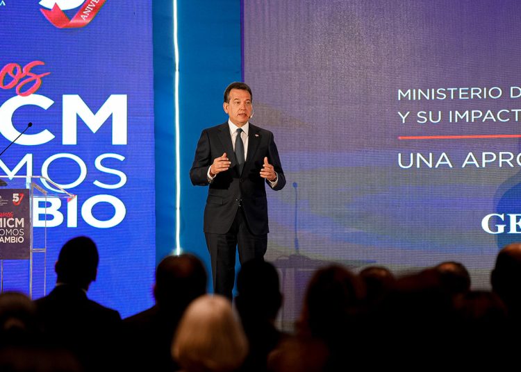 El ministro de Industrica, Comercio y Mipymes, Víctor Bisono, valoró el aporte de esa institución al desarrollo económico del país.