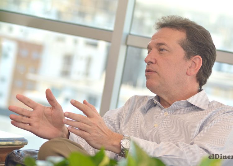 Víctor -Ito- Bisonó, ministro de Industria, Comercio y Mipymes, durante la entrevista para el periódico elDinero.