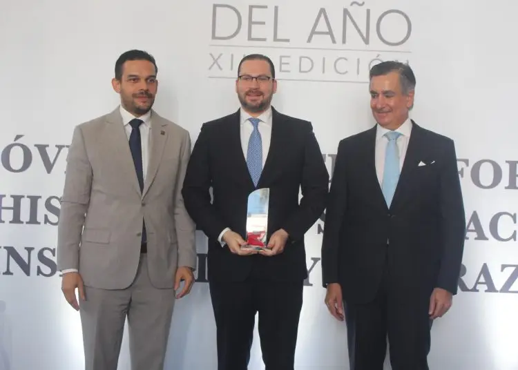 Otros retos que enfrenta la juventud dominicana, según el abogado está la urgencia de potenciar la educación para que puedan emprender e integrarse en el mercado laboral.