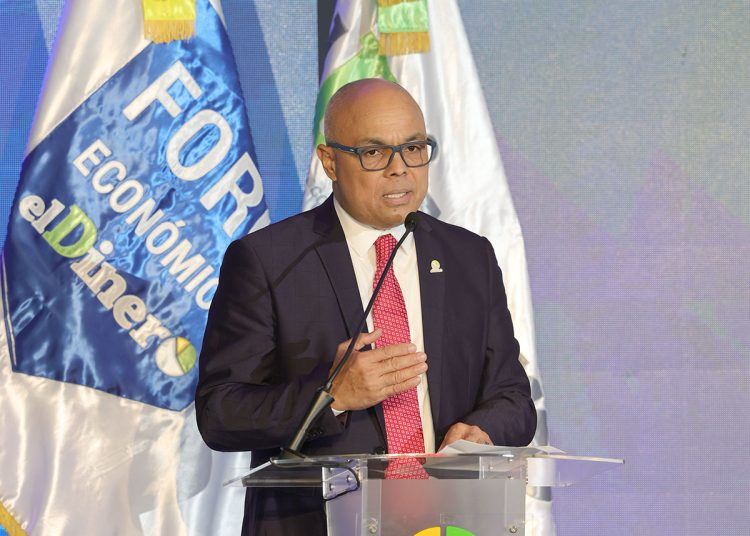 Jairon Severino, director del periódico elDinero, durante sus palabras de bienvenida en el Foro.