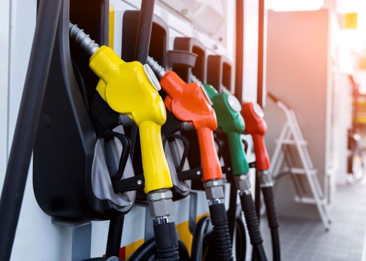 De acuerdo con la Ley 253-12, de reforma fiscal aplicada a partir de 2013, es la que establece el impuesto de RD$2.00 sobre cada galón de gasolina y gasoil consumido en el país. - Fuente externa.