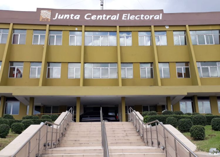 Las oficialías de estado civl están bajo la sombrilla de la Junta Central Electoral (JCE).