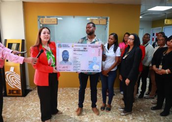 En la entrega participaron la miembro titular del Pleno y coordinadora de la zona Este, Hirayda Marcell Fernández en representación del Pleno de la JCE.