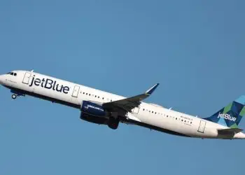 Un vuelo sufre retraso crónico si se realiza al menos 10 veces al mes y llega con más de 30 minutos de retraso más del 50% de las veces.