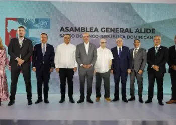 Estuvieron presentes, los ministros de Industria, Comercio y MiPymes, Victor Bisonó; de Agricultura, Limber Cruz; el expresidente Hipólito Mejía; el intendente de Bancos de la República Dominicana, Julio Enrique Caminero; el presidente Luis Abinader; entre otras autoridades.