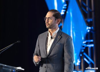 Joel González atribuye la mejoría en el riesgo país a una combinación de factores y decisiones favorables.