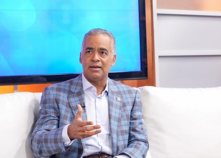 El ministro Santos destacó que el país continúa acelerando concesiones para nuevos proyectos renovables.