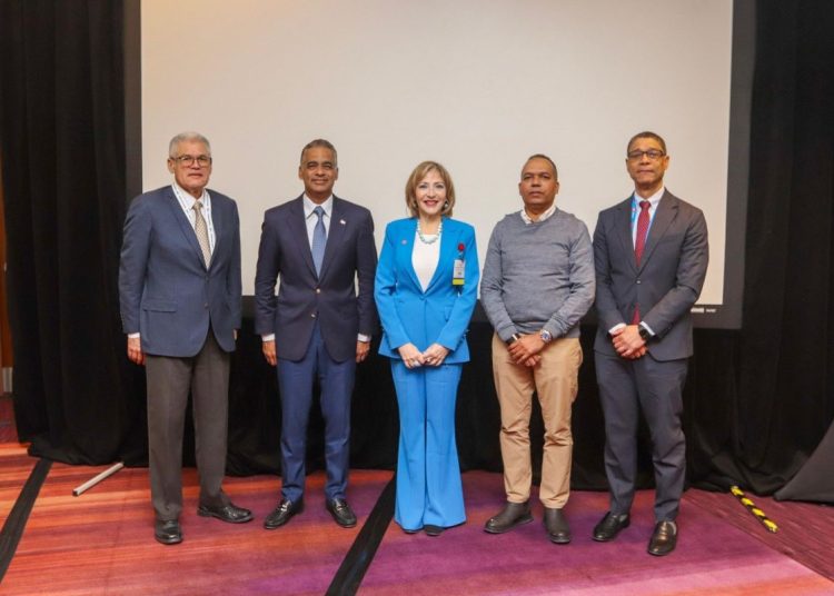 Joel Santos estuvo acompañado por el asesor presidencial Miguel Peña; el viceministro de Minas, Giovanni E. Bloise; el director de Minas, Rolando Muñoz y el asesor de Energía y Minas, Joel Ramírez.