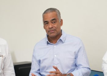 Joel Santos visita Parque Solar Martí donde constata aportes que hace este parque energético en materia de energía limpia y cuya capacidad es de 50.3 megavatios.