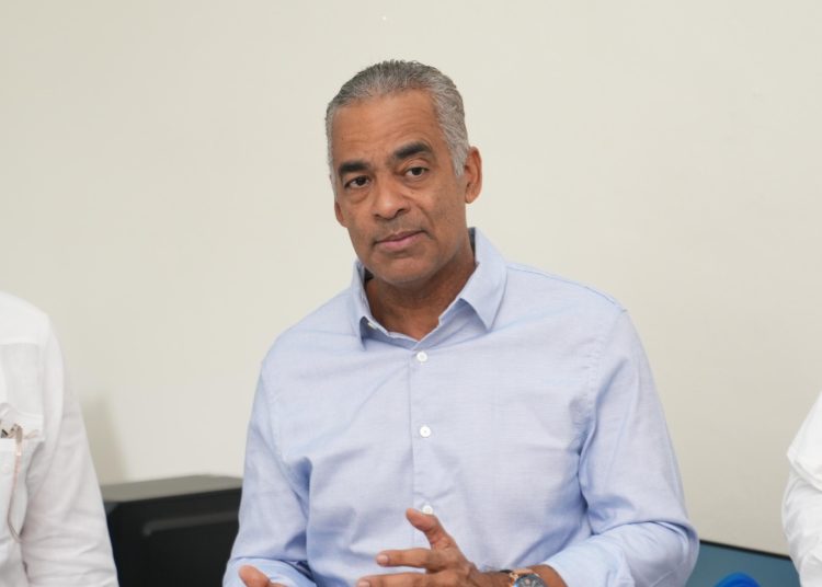 Joel Santos visita Parque Solar Martí donde constata aportes que hace este parque energético en materia de energía limpia y cuya capacidad es de 50.3 megavatios.