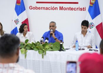 El ministro Santos conversa con autoridades locales sobre los proyectos prioritarios para Montecristi.