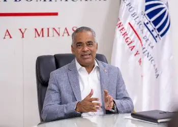 En el caso de la nuclear, que no es renovable porque utiliza el uranio, afirma que sí es limpia.