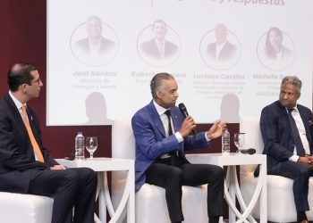 En este planteamiento coincidieron el sector público, representado por Joel Santos, ministro de Energía y Minas; el sector privado, en la persona de Roberto Herrera, presidente de la ADIE; y el especialista Luciano Castillo, titular de Energía Renovable y Sistemas de Energía en la Universidad de Purdue (Estados Unidos) e invitado especial del Foro ADIE 2025.