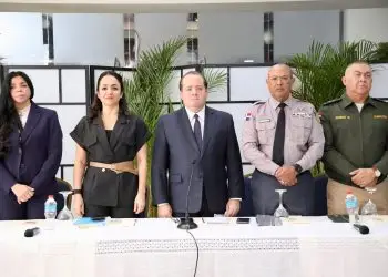 En compañía de Paliza se encuentra la ministra de Interior y Policía, Faride Raful; el director de la Policía Nacional, mayor general, Ramón Antonio Guzmán Peralta; el viceministro de Defensa para Asuntos Militares, el Mayor General Miguel Ángel Rubio Báez, entre otros funcionarios.