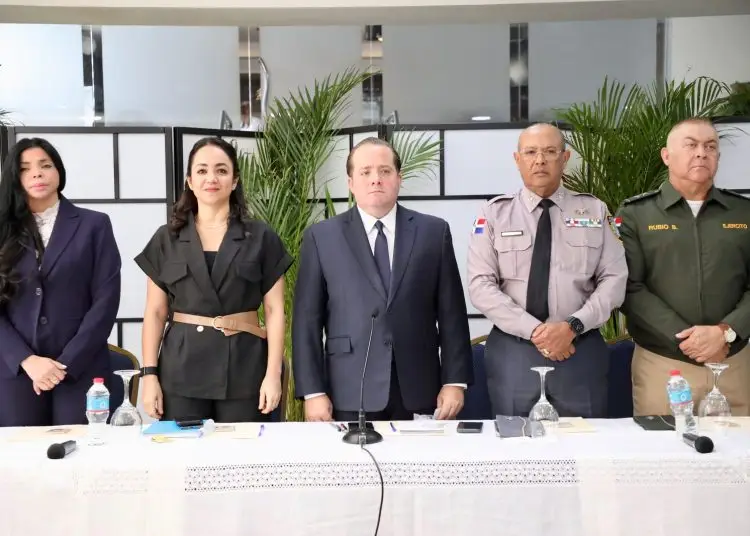 En compañía de Paliza se encuentra la ministra de Interior y Policía, Faride Raful; el director de la Policía Nacional, mayor general, Ramón Antonio Guzmán Peralta; el viceministro de Defensa para Asuntos Militares, el Mayor General Miguel Ángel Rubio Báez, entre otros funcionarios.
