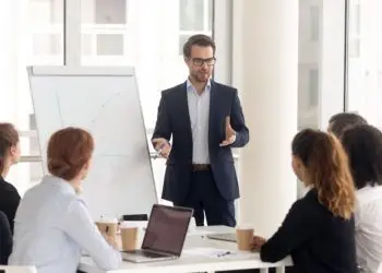 El informe “Características de las empresas según el sexo de la máxima autoridad” destaca que la presencia de autoridades jóvenes en puestos de liderazgo empresarial es escasa.