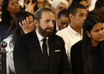 Roberto Antonio Pérez Herrera, nombre real del cantante, comenzó en el merengue tras sufrir un accidente de tránsito a los 15 años, lo que frustró sus sueños de ser pelotero.