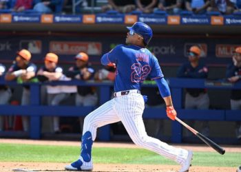 En segundo lugar, se encuentra el dominicano Juan Soto, quien firmó en diciembre de 2024 un contrato récord con los Mets de Nueva York por US$765 millones a 15 años.