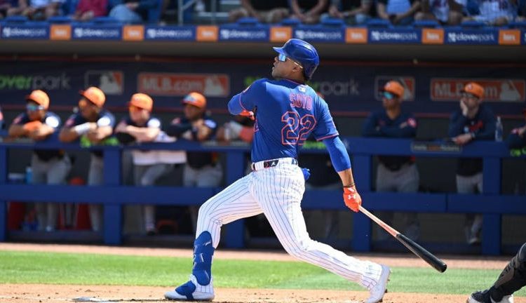 En segundo lugar, se encuentra el dominicano Juan Soto, quien firmó en diciembre de 2024 un contrato récord con los Mets de Nueva York por US$765 millones a 15 años.