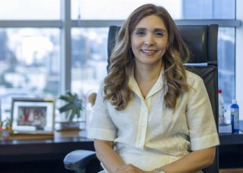 Según explicó, la decisión de dejar el cargo fue tomada a principios de este año, pero la compañía le solicitó posponer su salida para culminar el acuerdo de reasentamiento de las comunidades.