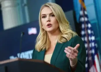 Al ser preguntada por la investigación interna, Leavitt no ofreció nuevos detalles pero defendió que la Casa Blanca ha sido "increíblemente transparente sobre toda esta situación" y que lo seguirá siendo.