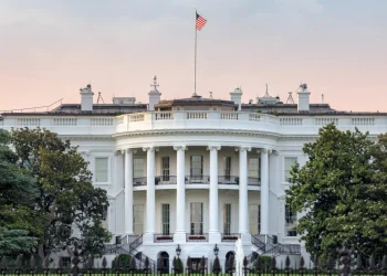 La embajada estadounidense en Catar recomendara a los ciudadanos estadounidenses residentes en el país "que se resguarden en sus hogares hasta nuevo aviso".