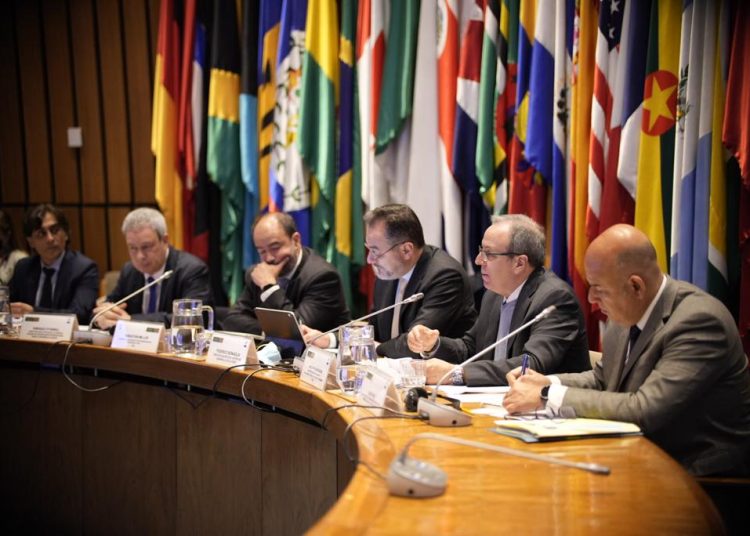 La Cepal presentó un informe que plantea fortalecer la cooperación regional para enfrentar los cambios del escenario internacional.