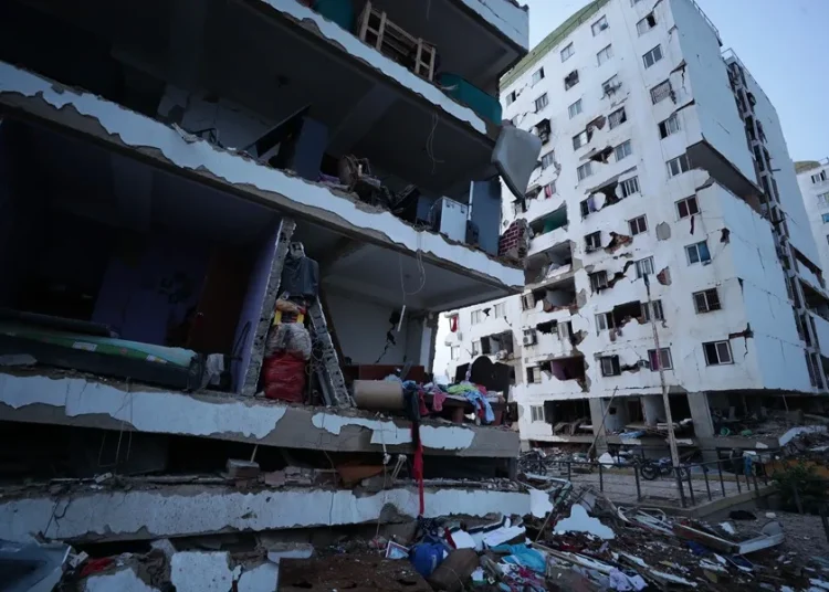 Miles de personas permanecen en las calles tras los terremotos que sacudieron el Caribe venezolano.