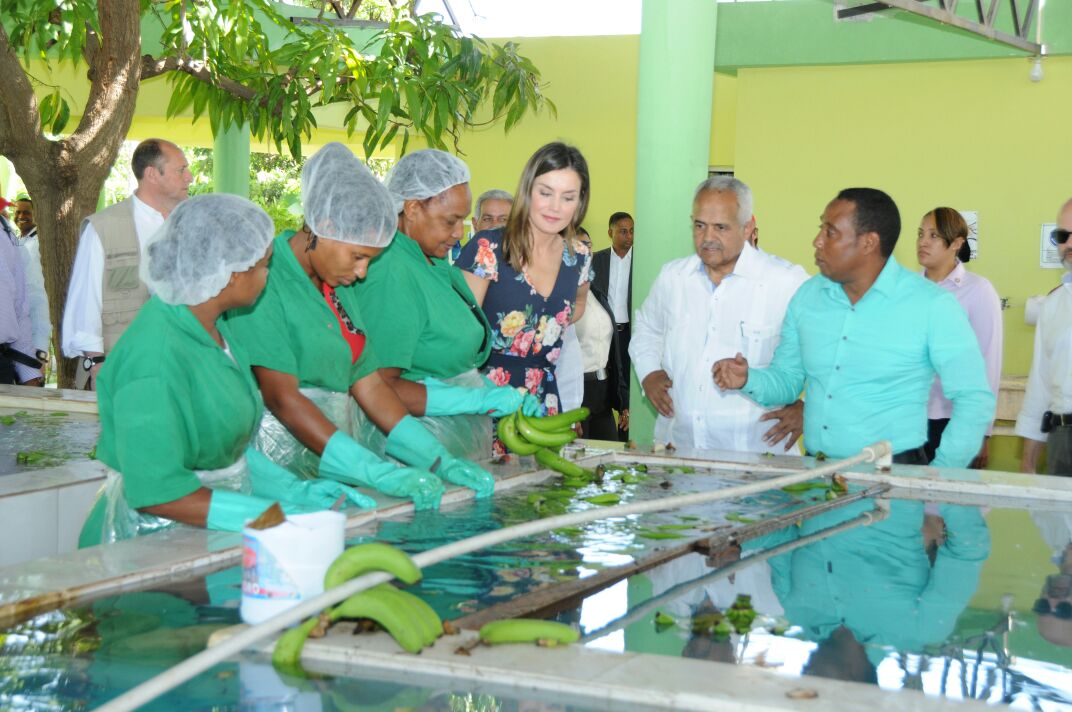 la reina letizia visita productora banano