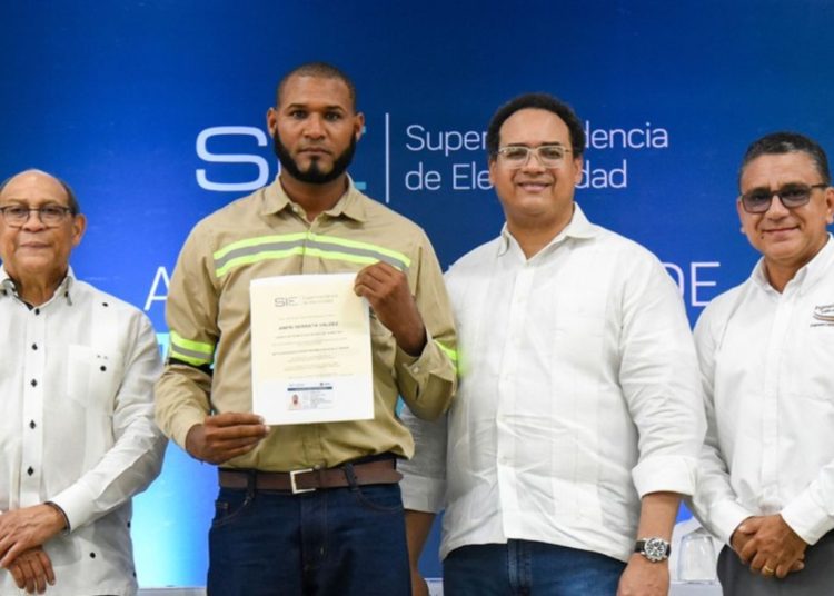 A la fecha, la Superintendencia de Electricidad ha certificado un total de 4,875 técnicos electricistas a nivel nacional.