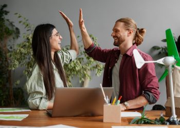 Espacios laborales saludables contribuyen a la motivación y satisfacción.