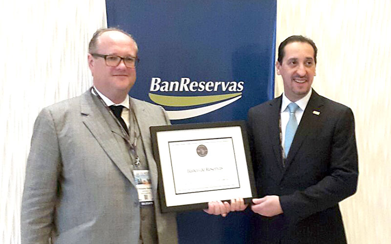 El director general de Negocios Internacionales e Institucionales del Banco de Reservas, José Obregón Alburquerque, recibe el premio “Mejor Banco 2015”, que otorga la revista LatinFinance.