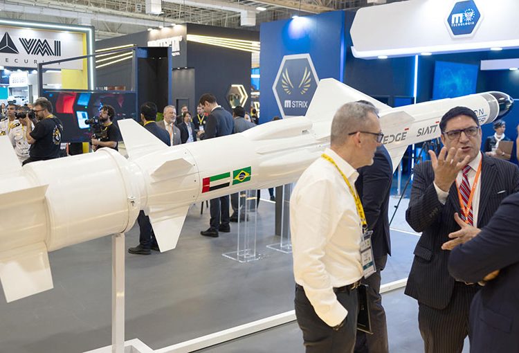 La feria LAAD en São Paulo reúne unas 140 empresas del sector de defensa y seguridad.