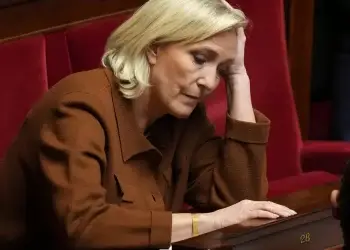 La sentencia considera que Le Pen heredó en 2009 el "papel central" de su padre como instigador del sistema de financiación del partido con el dinero de los asistentes parlamentarios de la Eurocámara y lo ejerció "autoridad y determinación", por lo que le impuso la mayor condena.