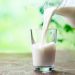 La leche es una fuente fundamental de calcio, proteínas, vitaminas (como la B12 y la D) y minerales.