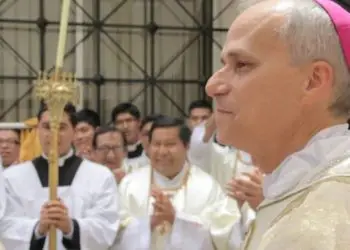 Por tanto, el nombre del nuevo papa se escribe “León XIV”, pero se lee “León catorce”, y no “León decimocuarto”.