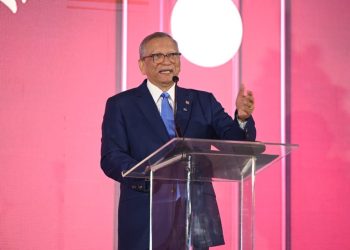 El presidente ejecutivo de Banreservas, Leonardo Aguilera, al hablar en el encuentro con clientes de Santo Domingo.