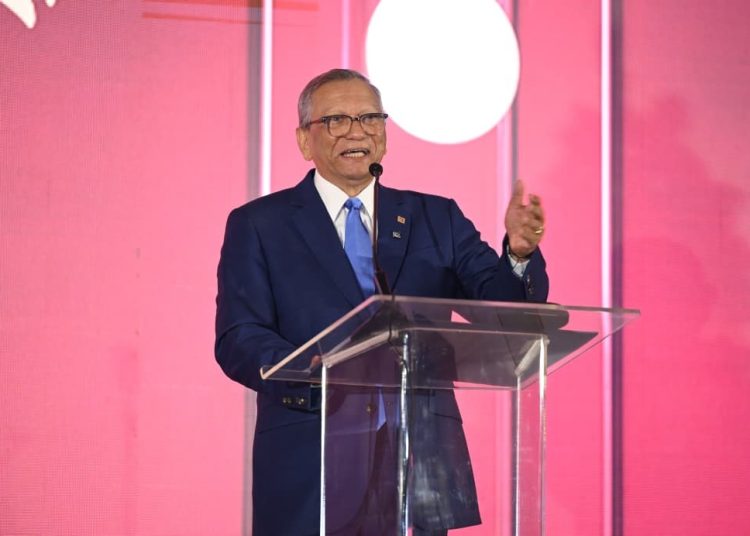 El presidente ejecutivo de Banreservas, Leonardo Aguilera, al hablar en el encuentro con clientes de Santo Domingo.