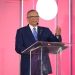 El presidente ejecutivo de Banreservas, Leonardo Aguilera, al hablar en el encuentro con clientes de Santo Domingo.