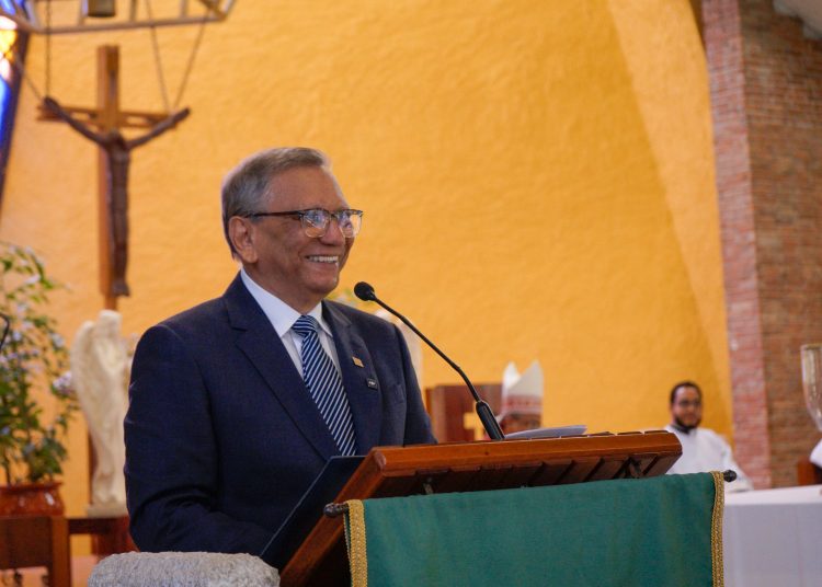 Leonardo Aguilera habla en la misa de Acción de Gracias oficiada en la Parroquia Nuestra Señora de la Anunciación, por el 84 aniversario de la institución financiera.